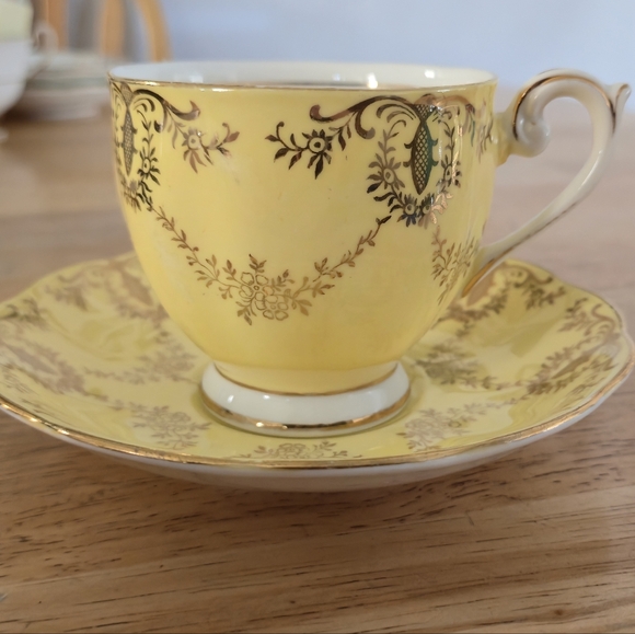 Queen Anne Yellow Gold Filigree Bone China Tea Cup & Saucer Vintage Royalcore - Picture 11 of 11